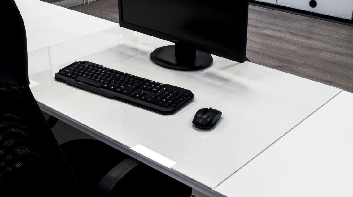 Plexi sur le bureau - comment facilitera-t-il votre travail au quotidien?