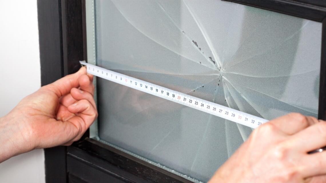 Vitre en plexiglass pour votre porte – Pourquoi remplacer le verre cassé d’une porte par du plexiglas ?